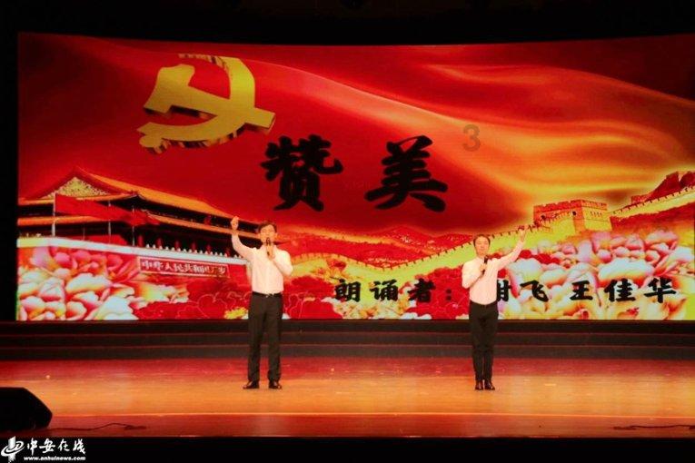 蕾哈娜亮相巴黎晚宴美图曝光~发型优雅，再配上那迷人的微笑